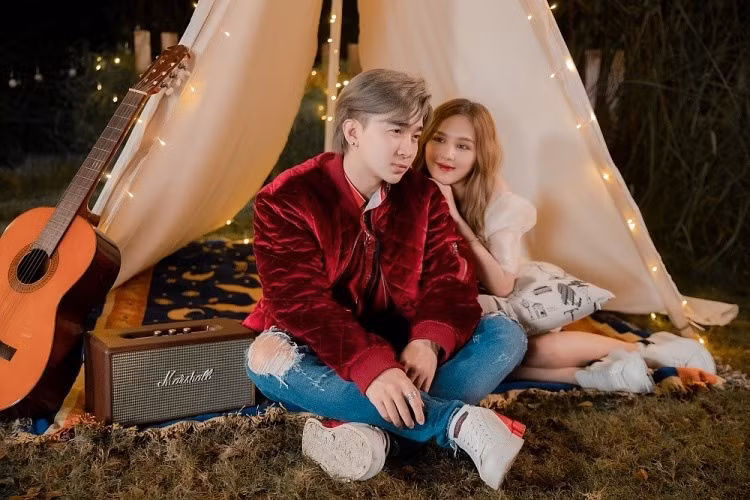 Sau công việc bán son, vợ streamer Xemesis bắt đầu bước chân vào con đường nghệ thuật. Cô chăm chỉ tham gia nhiều MV ca nhạc, phim sitcom, đặc biệt trong số đó là MV Tìm em trong mơ của nam ca sĩ Chi Dân. Dù còn rất trẻ nhưng người đẹp đã có nhiều kinh nghiệm trong diễn xuất.