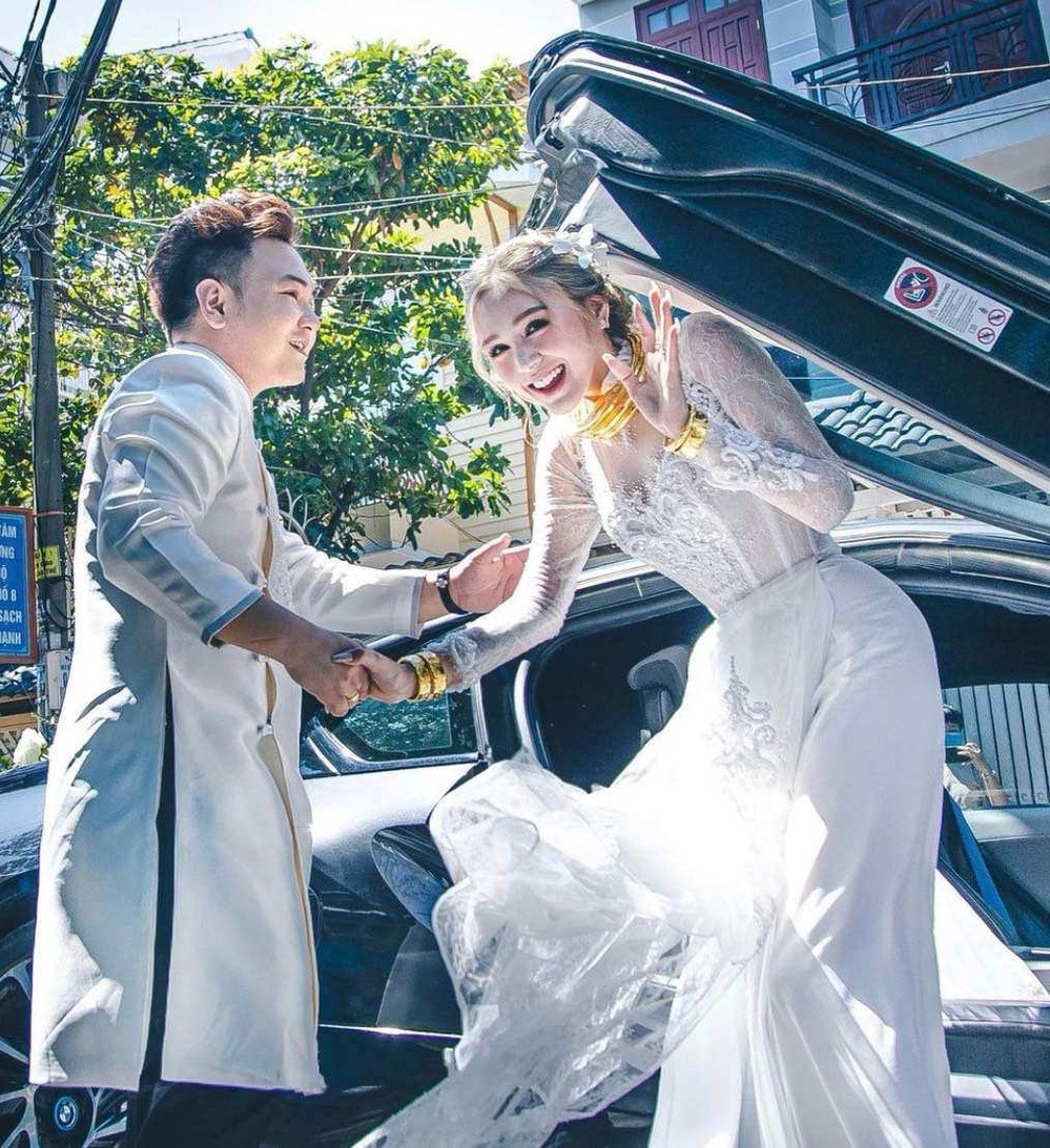 Theo chính chủ chia sẻ, Xoài Non và Xemesis quen nhau khi cùng tham gia một sự kiện game cuối năm 2018, sau đó Thuỳ Trang chủ động kết bạn Facebook ông xã.