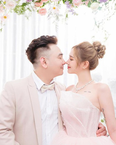 Gần đây nhất, Xoài Non dính nghi vấn góp mặt trong bộ ảnh riêng tư cùng dàn hotgirl Việt, dù trước đây cô đã từng lên tiếng đính chính tất cả chỉ là sản phẩm cắt ghép.