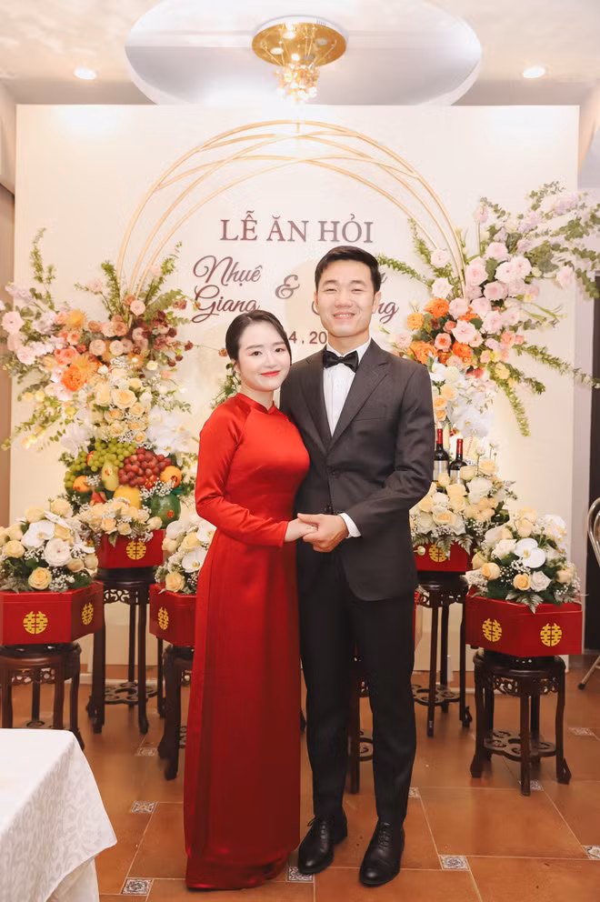 Tháng 4 vừa qua, Lương Xuân Trường và bạn gái Ngô Mai Nhuệ Giang đã có một lễ ăn hỏi cực ngọt ngào sau 5 năm yêu nhau.