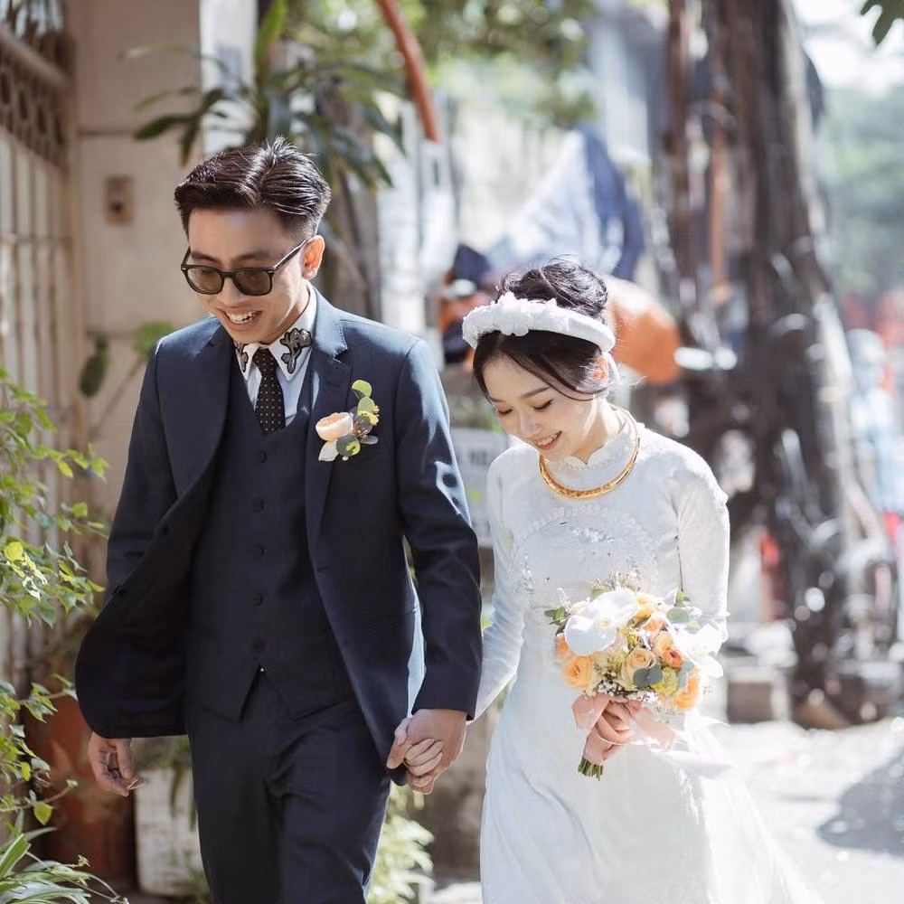 Đám hỏi của Tân Một Cú và Mi Tóc Xanh diễn ra hôm 28/11 đã vui tưng bừng, nếu cuối năm nay mà tổ chức được siêu đám cưới thì đây cũng là sự kiện để netizen thể hiện sự hóng của mình.