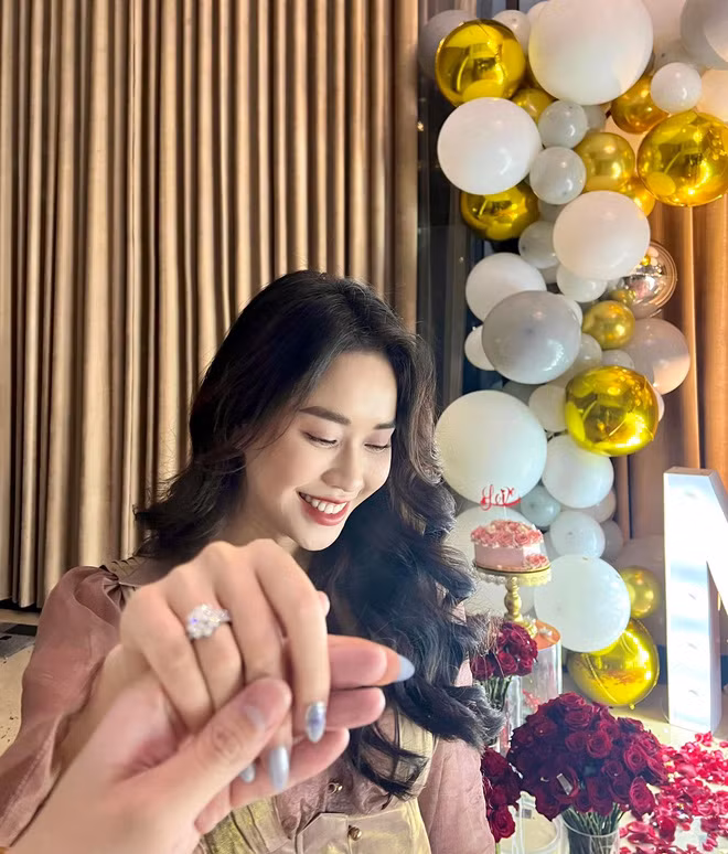 Ngô Mai Phương - nữ MC xinh đẹp của VTV6 cũng hạnh phúc khoe nhẫn cầu hôn cách đây không lâu.