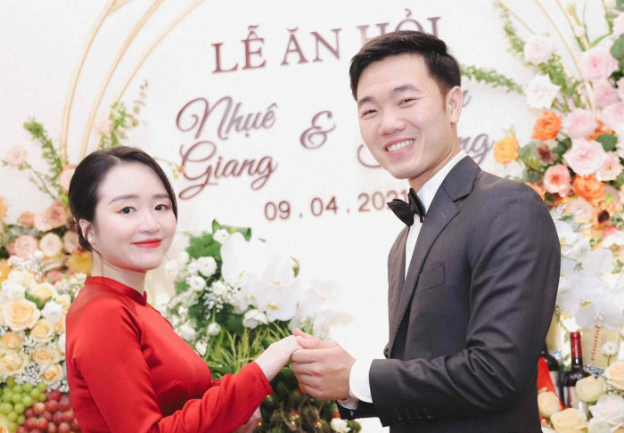 Xuân Trường và bạn gái Nhuệ Giang từng dự định sẽ làm đám cưới sau khi kết thúc vòng loại thứ 2 World Cup 2022 tuy nhiên đến hiện tại, dân mạng vẫn chưa được ăn kẹo mừng.