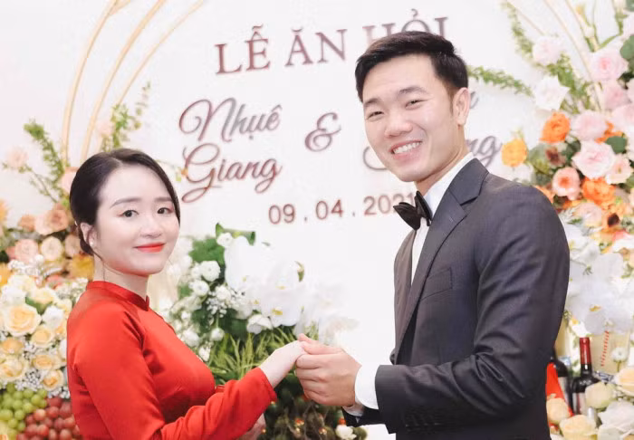 Xuân Trường và bạn gái Nhuệ Giang từng dự định sẽ làm đám cưới sau khi kết thúc vòng loại thứ 2 World Cup 2022 tuy nhiên đến hiện tại, dân mạng vẫn chưa được ăn kẹo mừng.