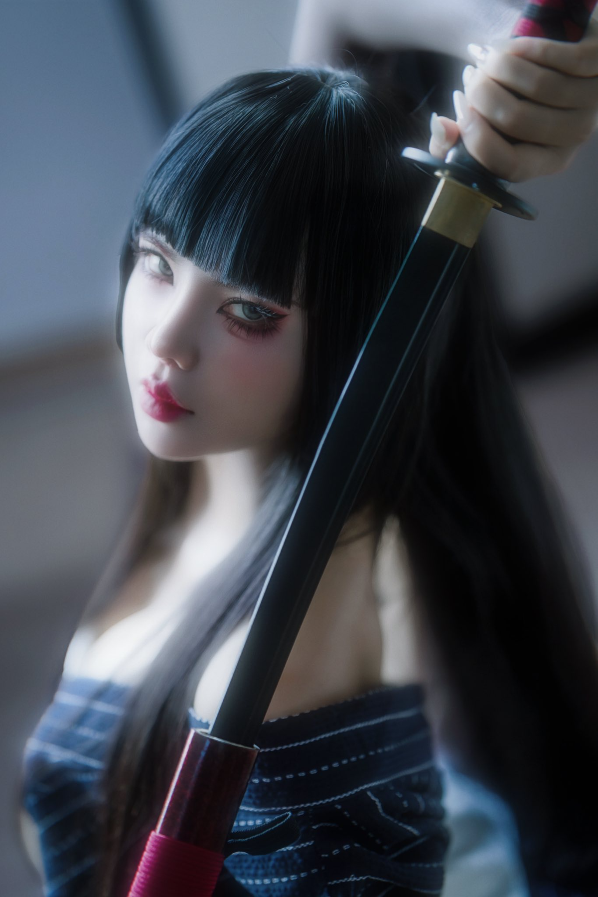 Với mái tóc đen dài xõa tự nhiên, làn da trắng mịn màng và biểu cảm khuôn mặt cuốn hút, Mai Dora đã mang đến một hình ảnh hoàn toàn mới mẻ, khiến người xem không khỏi trầm trồ.