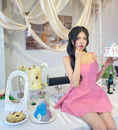 Nhiều người không ngừng trầm trồ trước nhan sắc của Mai Dora và thậm chí "ganh tỵ" vì Văn Tùng là người may mắn sở hữu trái tim của gái xinh làng game này.