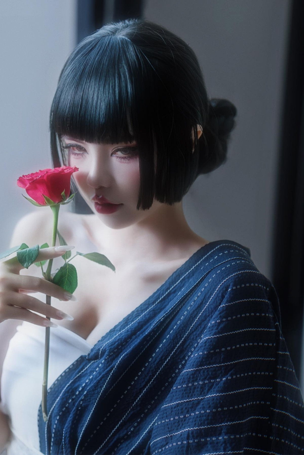 Trong bộ trang phục xứ hoa anh đào, Mai Dora khoe trọn vẻ đẹp dịu dàng, thanh thoát nhưng không kém phần quyến rũ. Điều này hoàn toàn khác biệt so với những lần trước, khi cô thường xuyên xuất hiện với phong cách gợi cảm, nóng bỏng.