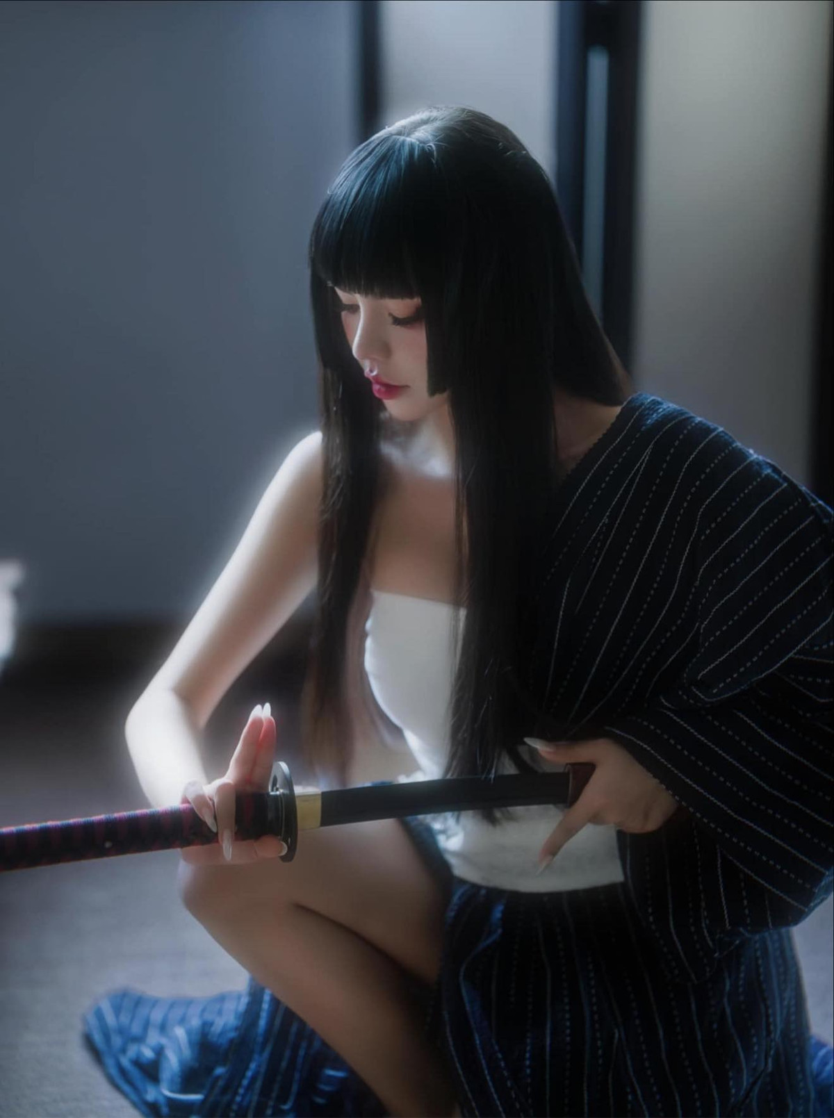 Bộ ảnh này không chỉ thể hiện sự đa dạng trong phong cách cosplay của nữ MC làng game mà còn cho thấy khả năng biến hóa linh hoạt, phù hợp với nhiều thể loại nhân vật khác nhau.