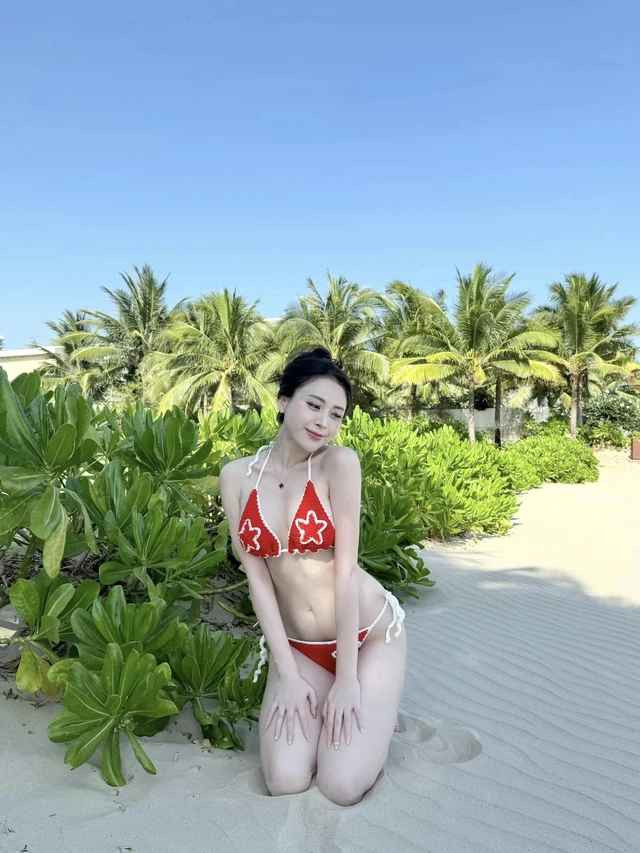 Bộ ảnh chào hè của Linh Mai không chỉ là món quà dành cho người hâm mộ mà còn là một nguồn cảm hứng lớn cho những ai yêu thích làm đẹp và thời trang.