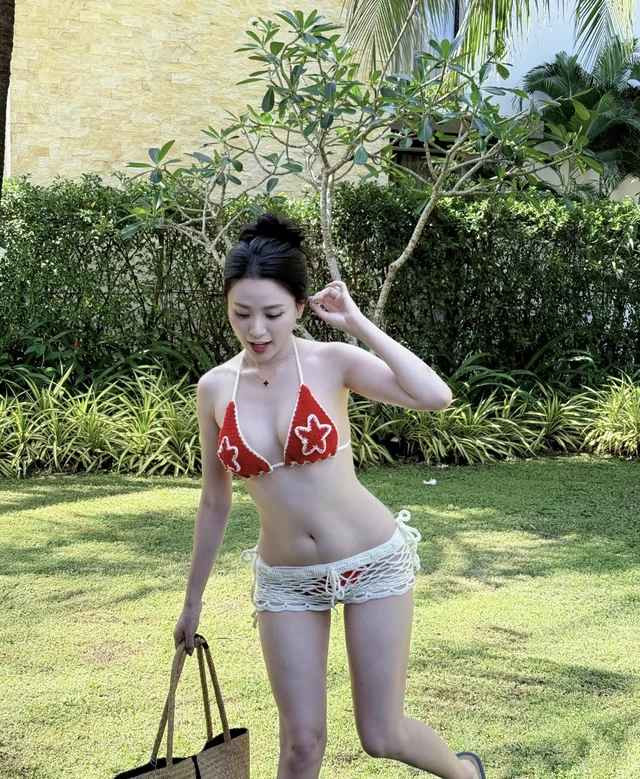 Cô nàng hot girl TikTok không ngại khoe vẻ đẹp tự nhiên, tự tin với làn da không tì vết, toát lên vẻ đẹp khỏe khoắn, không kém phần quyến rũ.
