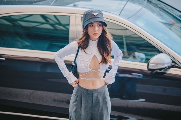 Hình ảnh Ngọc Trinh diện thời trang khoét ngực từng được dân tình chia sẻ rộng rãi trên MXH.