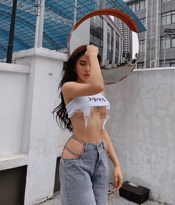 Diện mốt khoét ngực tuy không còn là chuyện mới mẻ nhưng việc "chạy theo" kiểu dáng độc lạ, không ít chị em rơi vào cảnh gây xôn xao mạng xã hội không ngớt.