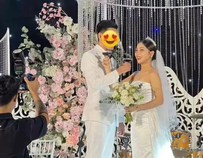 Những hình ảnh hiếm hoi trong đám cưới của người đẹp quê Quảng Nam do một số bạn bè đăng tải.