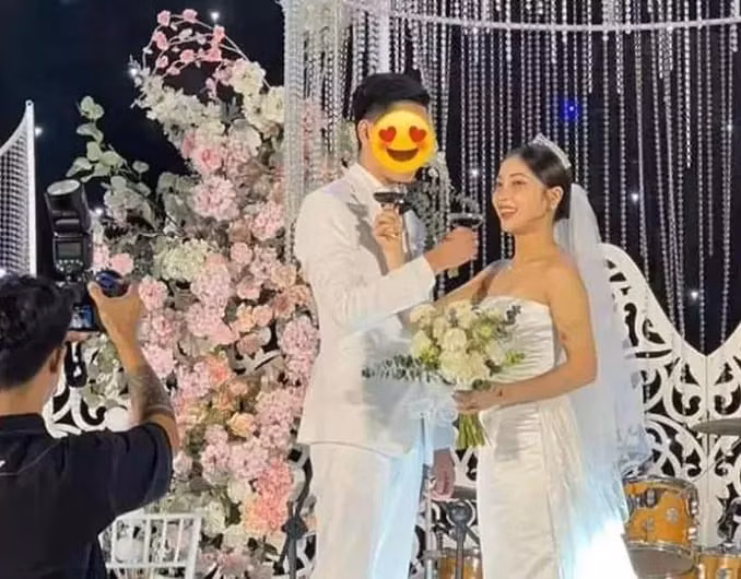 Những hình ảnh hiếm hoi trong đám cưới của người đẹp quê Quảng Nam do một số bạn bè đăng tải.