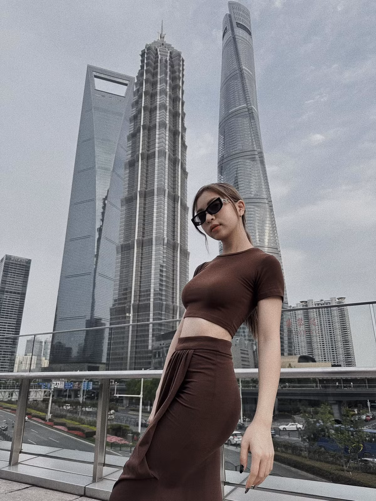 Sau khi chàng tiền vệ sinh năm 1997 có những phút giây tỏa sáng trên sân cỏ cùng đội tuyển U23 Việt Nam, trở thành cái tên được truyền thông chú ý, Nhật Lê cũng nổi tiếng theo.