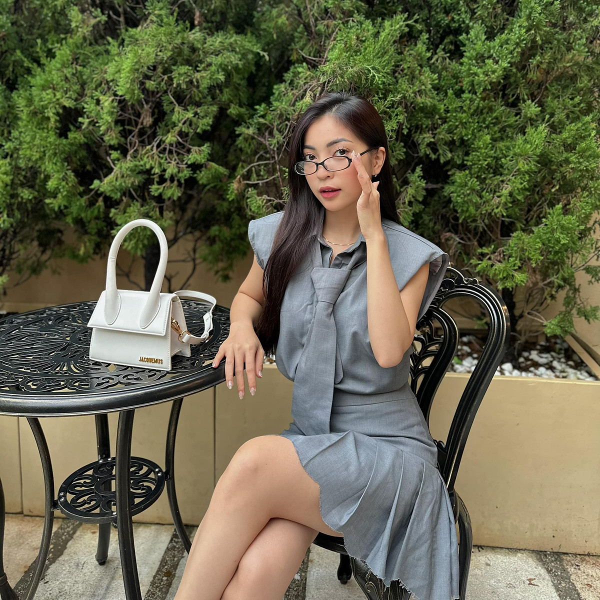 Nhật Lê sinh năm 1999 đến từ Quảng Nam. Cô và Quang Hải chính thức công khai hẹn hò năm 2016 khi Nhật Lê theo học tại Đại học Thăng Long.