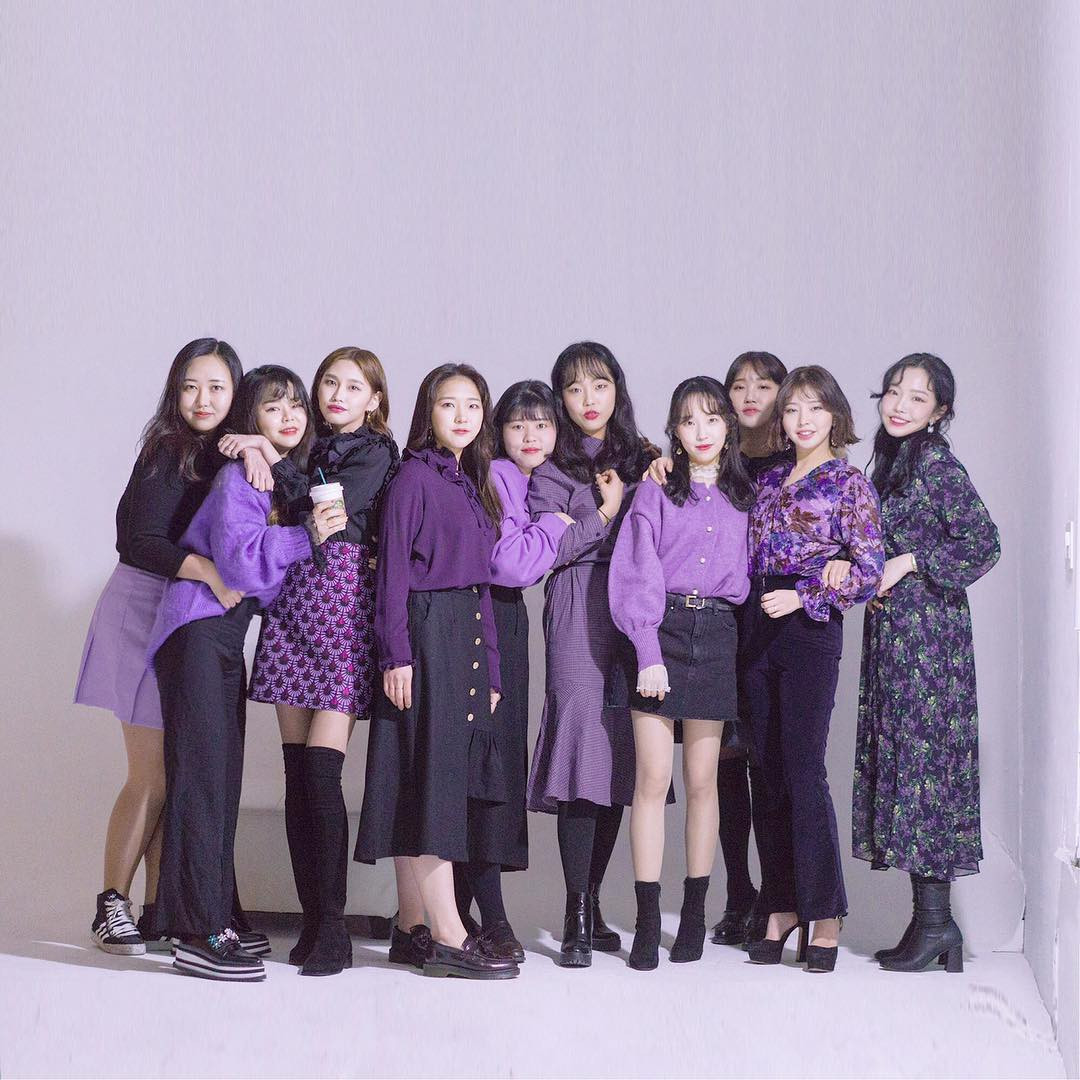 Thậm chí, không chỉ có trang phục nhiều người cũng không quên để những loại trái cây hay vật dụng trang trí màu tím xung quanh mình.