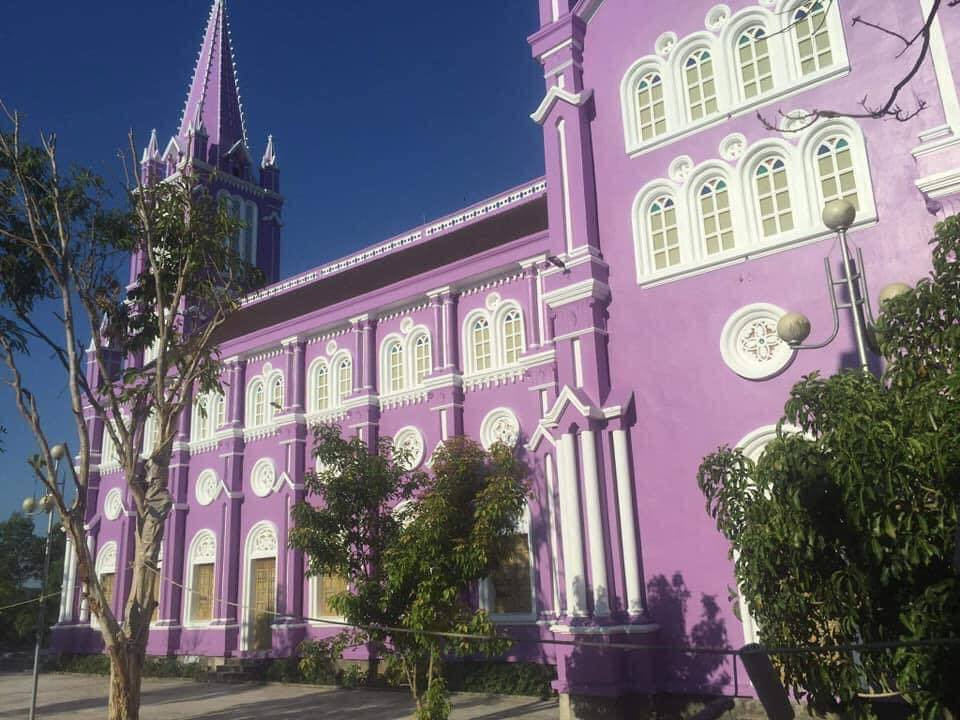 Màu tím không chỉ được sử dụng ở trang phục, những vật dụng cá nhân, mà nó còn được trang trí ở những thứ đồ ăn uống, những công trình kiến trúc, nội thất hay các khu du lịch,…