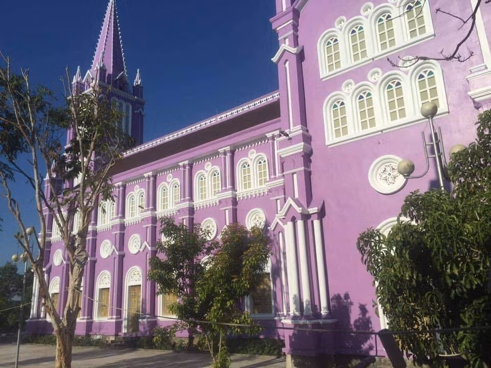 Màu tím không chỉ được sử dụng ở trang phục, những vật dụng cá nhân, mà nó còn được trang trí ở những thứ đồ ăn uống, những công trình kiến trúc, nội thất hay các khu du lịch,…