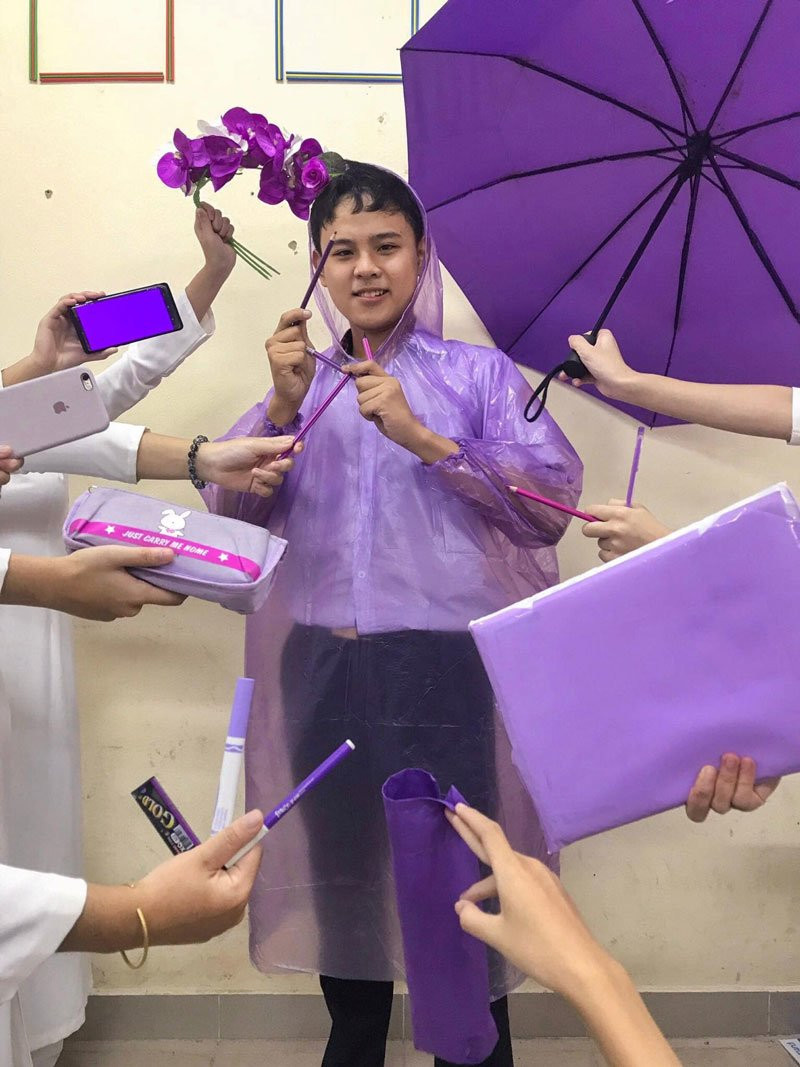 Cụ thể, những nhân vật xuất hiện trong trend sử dụng cả "combo" màu tím. Từ xe tím, quần áo tím, balo tím, dép tím, và cả…tóc tím.