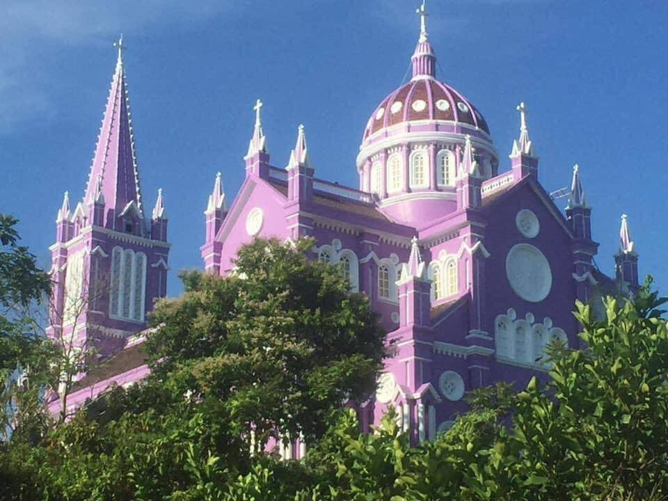 Nhà thờ tại Nghệ An cũng được sơn màu tím