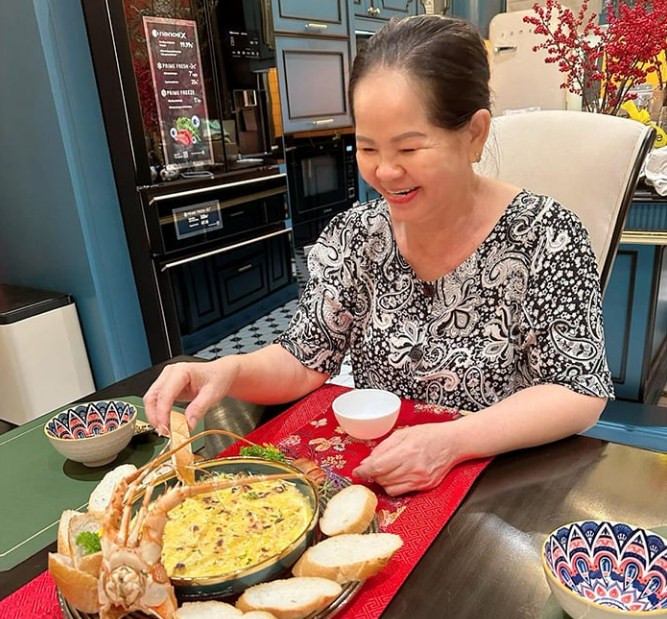 Cụ thể, sau một năm làm việc vất vả và đỡ đần công việc trong nhà, Đoàn Di Băng đã hào phóng tài trợ toàn bộ chi phí làm đẹp cho 3 bà vú.