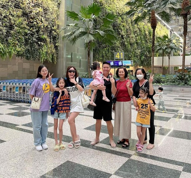 Không những thế, nữ đại gia này còn thiết đãi 3 bà vú bữa ăn hoành tráng bao gồm món tôm hùm sốt phô mai đắt đỏ.