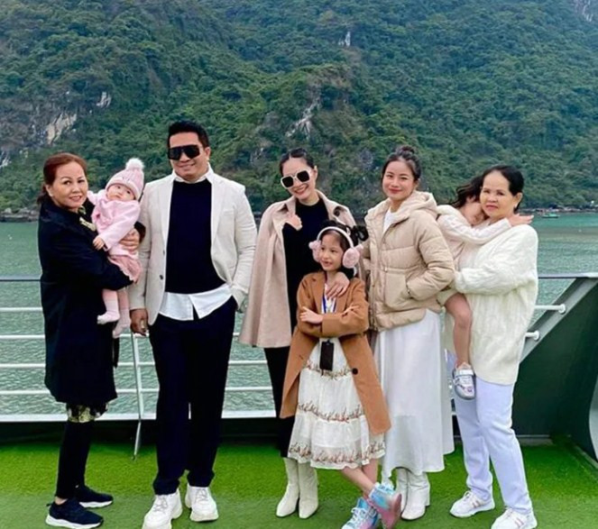 Có thể thấy trên khuôn mặt của 3 bà vú trong nhà Đoàn Di Băng vô cùng phấn khởi, vui vẻ.