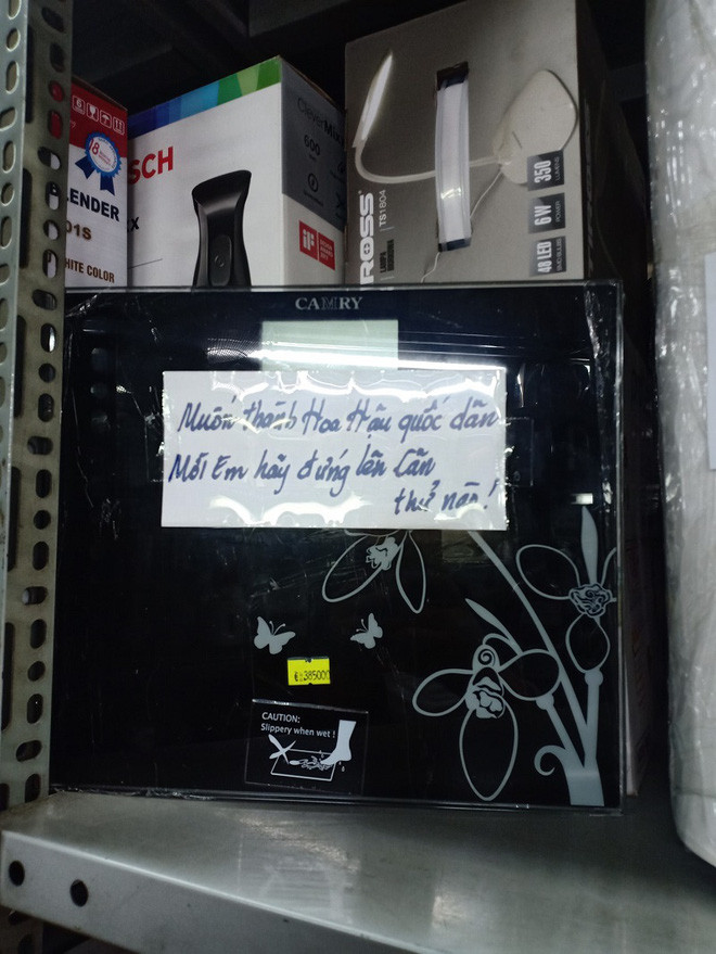 Nhưng dòng thơ dễ thương rất dễ ngấm như: "Sinh ra ai cũng như ai/ Đèn sách chăm chỉ tương lai sang giàu", "Nồi cơm bé nhỏ xinh xinh/ Sinh viên du học một mình mang theo"… được chủ cửa hàng đồ gia dụng đề lên từng sản phẩm.