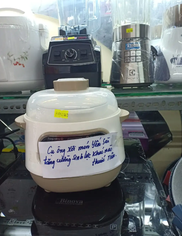 Bên dưới phần bình luận, các thành viên khác cũng vô cùng ngạc nhiên trước tính cách mặn mà của ông chủ cửa hàng gia dụng.