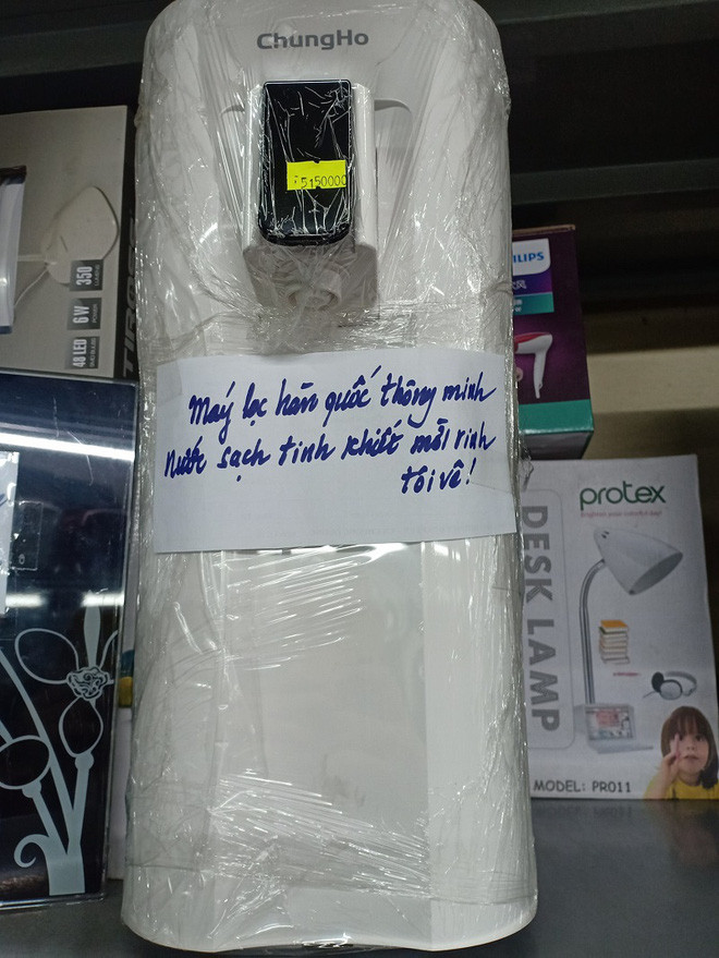 "Đọc mà không thể nhịn được cười vì sự sáng tạo của bác quá mạnh, như thế này lớp trẻ bọn cháu chạy theo chú không kịp mất chú ơi", tài khoản M.N chia sẻ.