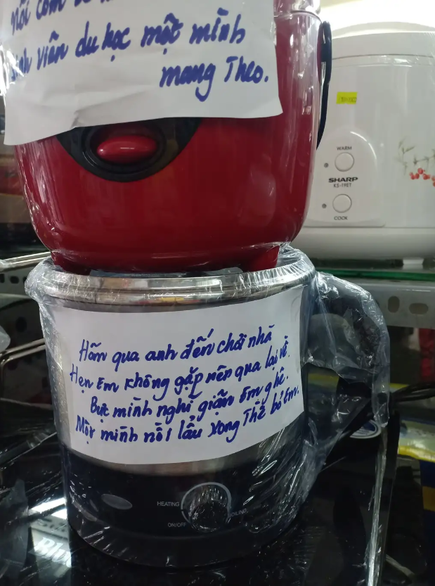 "Hôm qua anh đến chơi nhà/ Hẹn e ko gặp nên qua lại về/ Bực mình nghĩ giận e ghê/ Một mình nồi lẩu xong thề bỏ em."