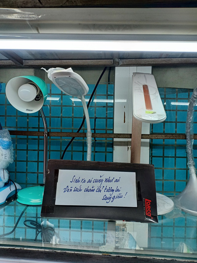 Còn nickname T.M.L bình luận: "Hóa ra cứ nghĩ bọn trẻ bây giờ mới có trình sáng tạo cực phẩm nhưng tôi đã sai lầm khi chứng kiến những bức ảnh này. Đúng là gừng càng già càng cay".