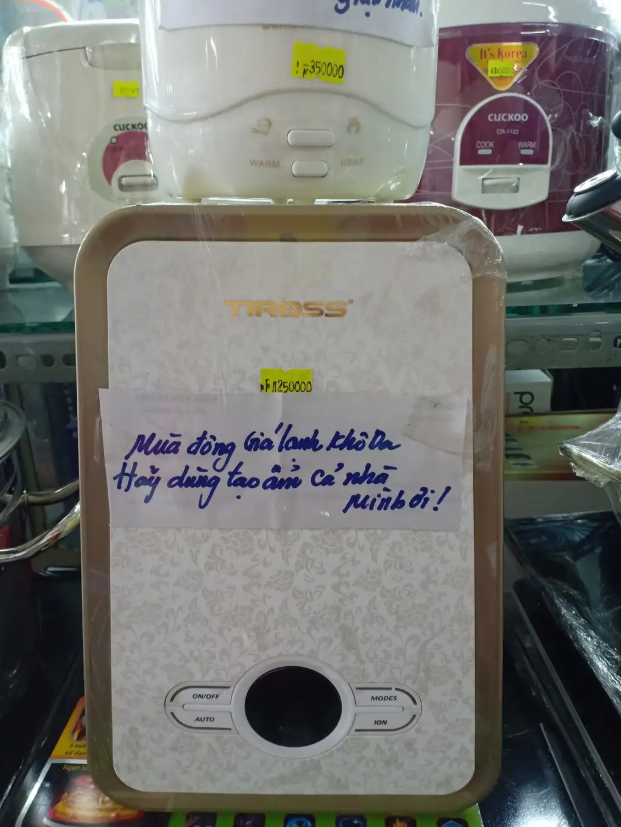 Theo được biết, cửa hàng bán đồ gia dụng đáng yêu này ở Hà Nội. Cửa hàng có đầy đủ mọi đồ gia dụng như nồi cơm, đèn bàn học, máy lọc nước,...