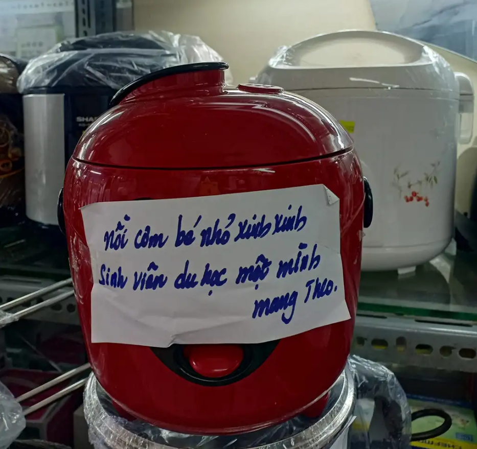 "Nồi cơm bé nhỏ xinh xinh, sinh viên du học một mình mang theo."