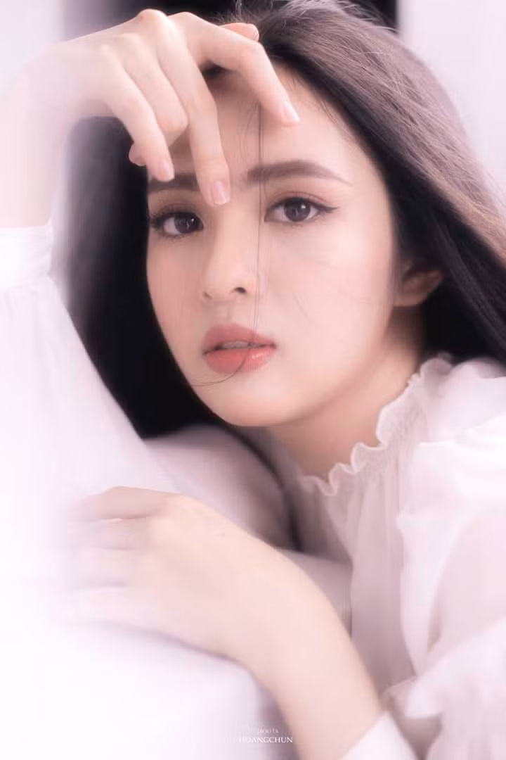 Mới đây trên MXH, hình ảnh nữ sinh Kon Tum sở hữu nhan sắc được ví tựa như "Lưu Diệc Phi" gây chú ý dân tình. Theo tìm hiểu, cô nàng có tên Ái Phi.