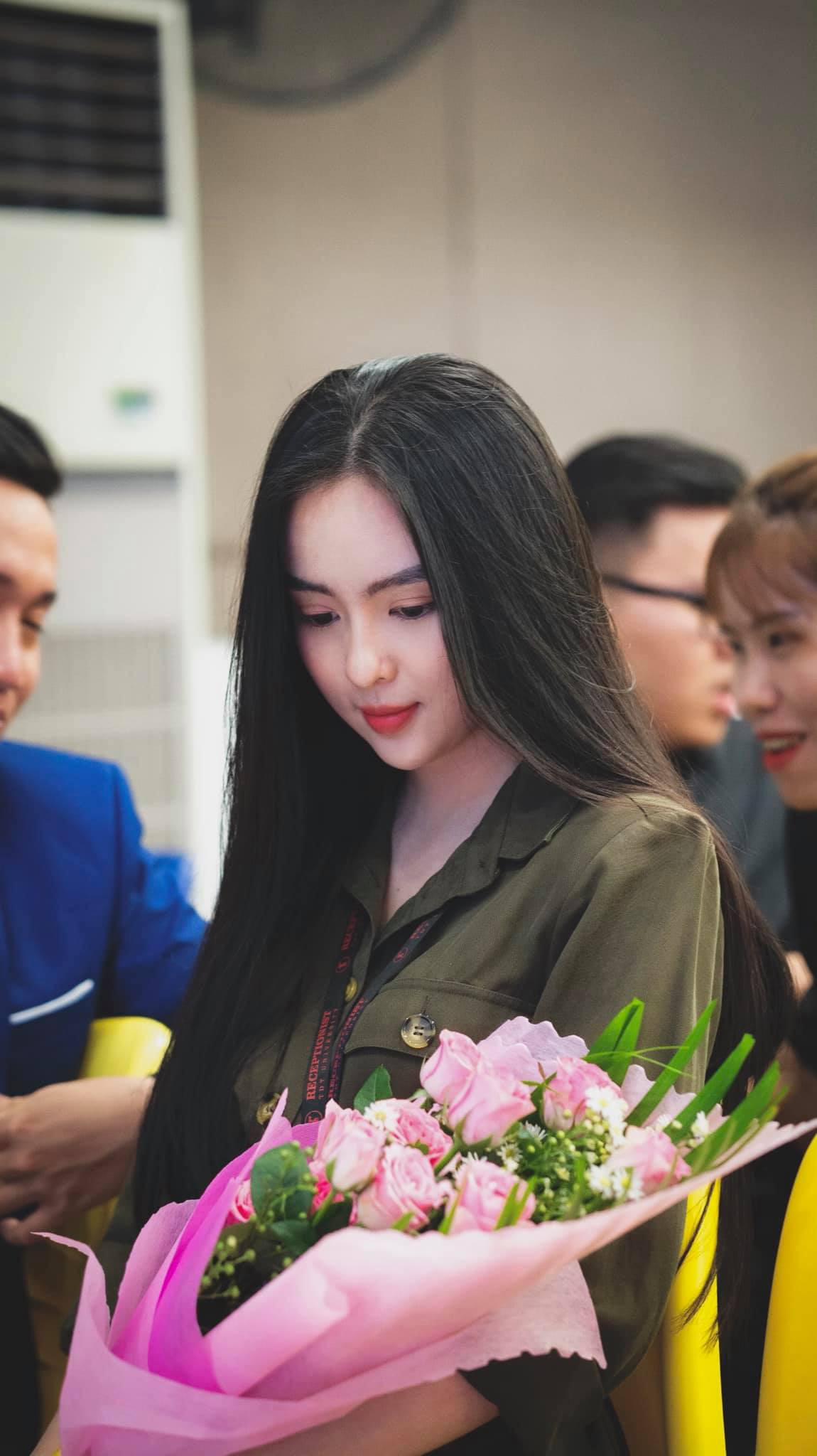 Ái Phi sở hữu gương mặt trái xoan, đường nét dịu dàng, sống mũi cao mang đến vẻ đẹp mong manh rất giống Lưu Diệc Phi.