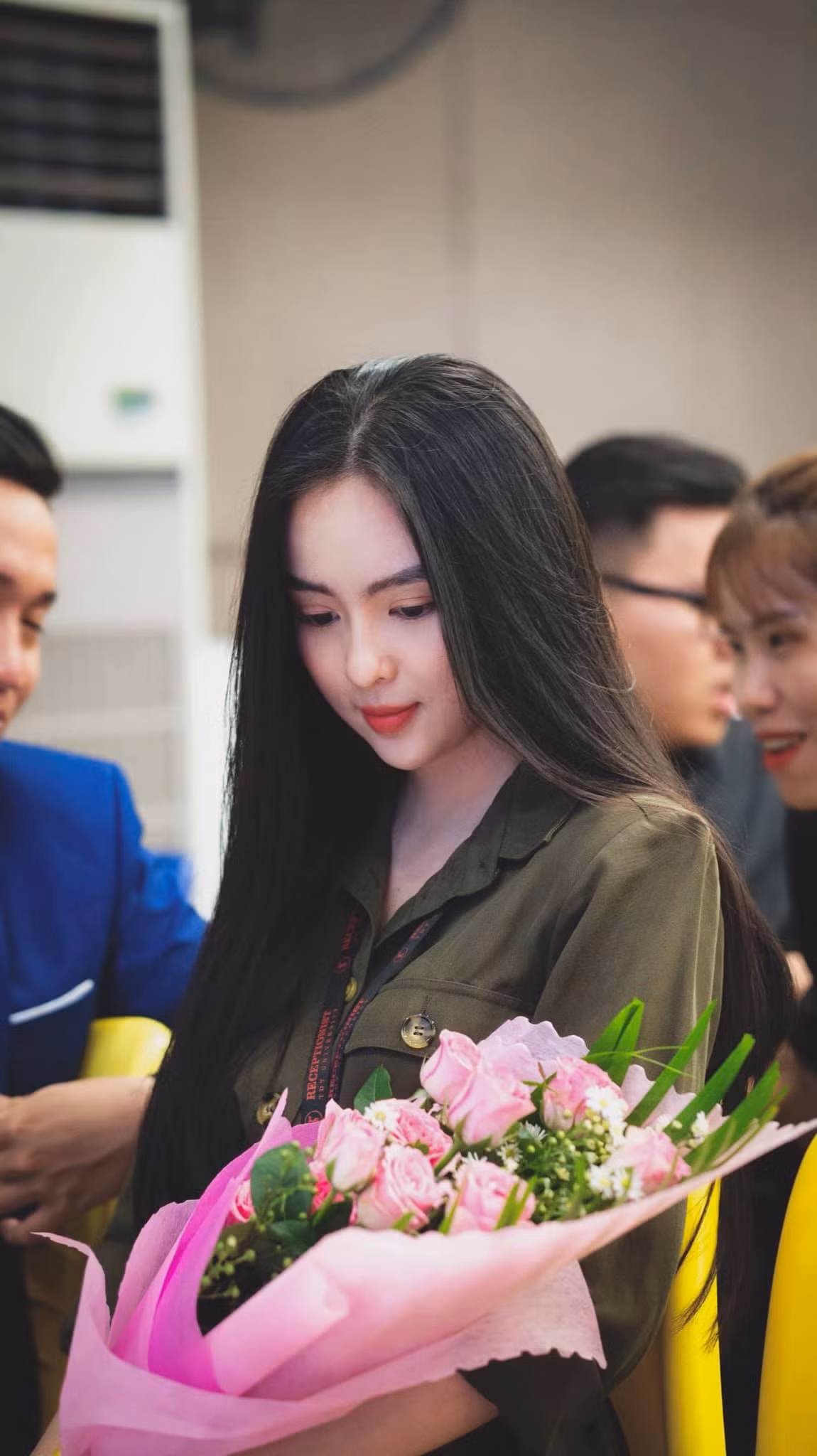 Ái Phi sở hữu gương mặt trái xoan, đường nét dịu dàng, sống mũi cao mang đến vẻ đẹp mong manh rất giống Lưu Diệc Phi.