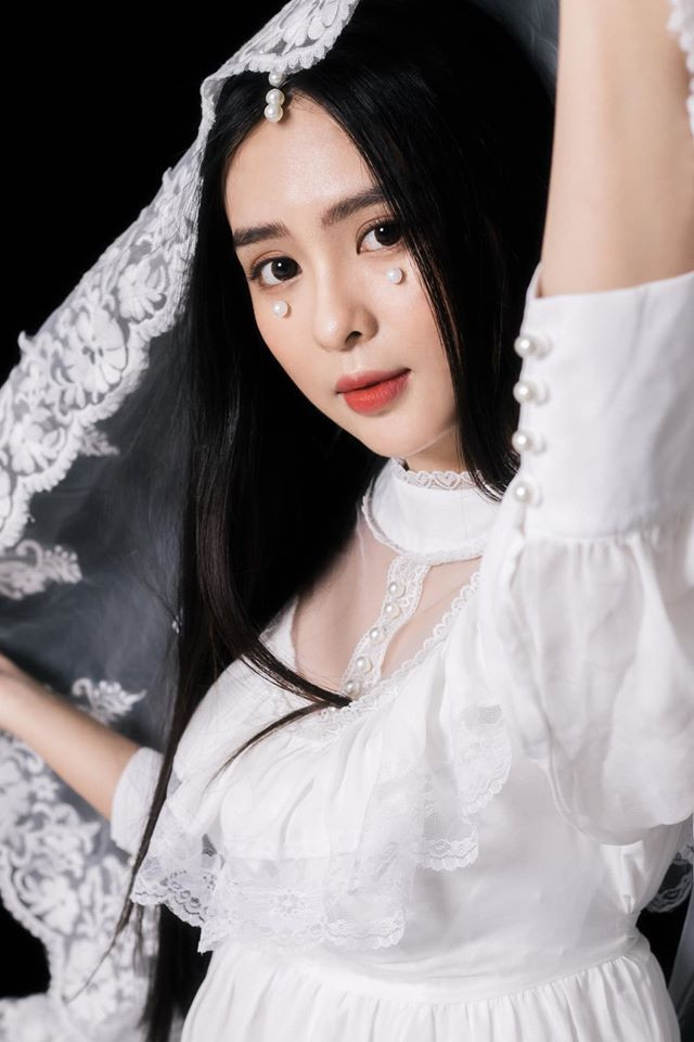 Ái Phi cao 1m66 và nặng 47kg, cô chia sẻ hồi cấp 3 mình có nặng hơn so với hiện tại nhưng cũng chỉ ở mức 50kg do khi đó không luyện tập còn vì tạng người vốn không béo nên không có lúc nào quá mập mạp.