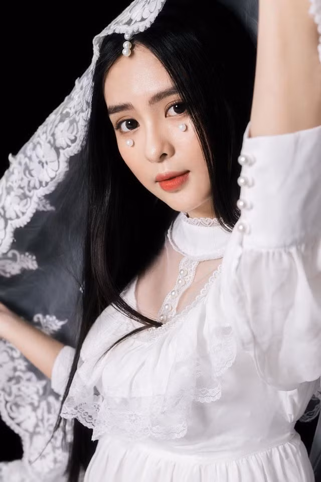 Ái Phi cao 1m66 và nặng 47kg, cô chia sẻ hồi cấp 3 mình có nặng hơn so với hiện tại nhưng cũng chỉ ở mức 50kg do khi đó không luyện tập còn vì tạng người vốn không béo nên không có lúc nào quá mập mạp.