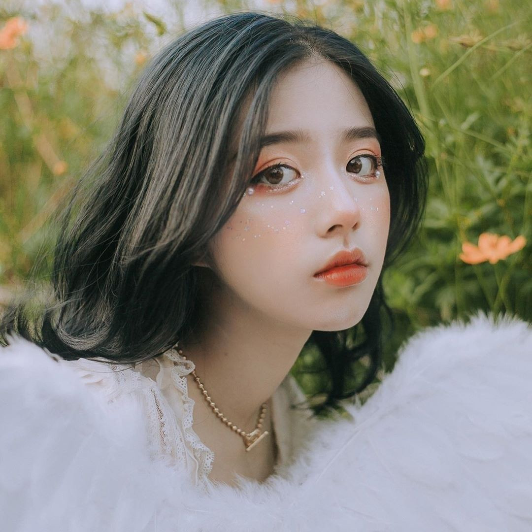 Một netizen đã đưa ra câu hỏi rằng: "Em lỡ mất trinh năm lớp 4 mà tới lớp 9 mới biết, bây gioè em sợ lỡ sau này chồng em không chấp nhận". Hằng Phan cũng có câu trả lời tương tự khi cho rằng cái màng mỏng chưa tới 1cm đó không có ý nghĩa gì trong việc đánh giá một người vợ tốt hay xấu.