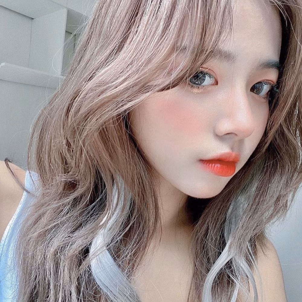 Hằng Phan có chiều cao 1m62, thân hình mảnh dẻ. Trước đây hot girl NEU là cô gái đen nhẻm, ngoại hình không mấy nổi bật nhưng cô đã có màn dậy thì hết sức thành công.