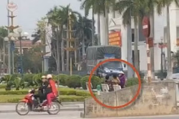 Vo tu dien canh nong giua Quang truong, cap doi bi nhac van khong dung