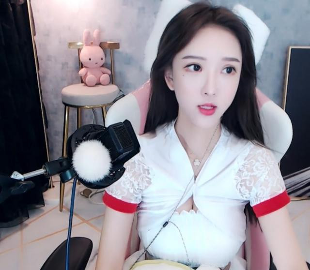 Theo lời kể, MeiEr từng nhận được vô số lời mời “đi đêm”, nhưng luôn giữ vững lập trường không chấp nhận bất kỳ đề nghị nào.