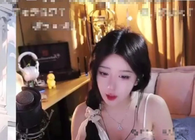 Tuy nhiên, một số khác lại đưa ra những phản ứng trái chiều, nhắc lại những scandal trước đây của nữ streamer như để phản bác lại hình ảnh mạnh mẽ mà cô đang thể hiện.