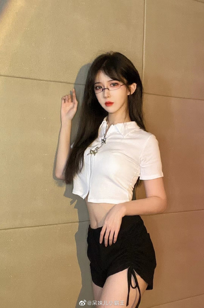 MeiEr là một trong những gương mặt đình đám trên nền tảng Douyu, sở hữu lượng người theo dõi đông đảo nhờ vào những màn nhảy gợi cảm và phong cách trình diễn cuốn hút.