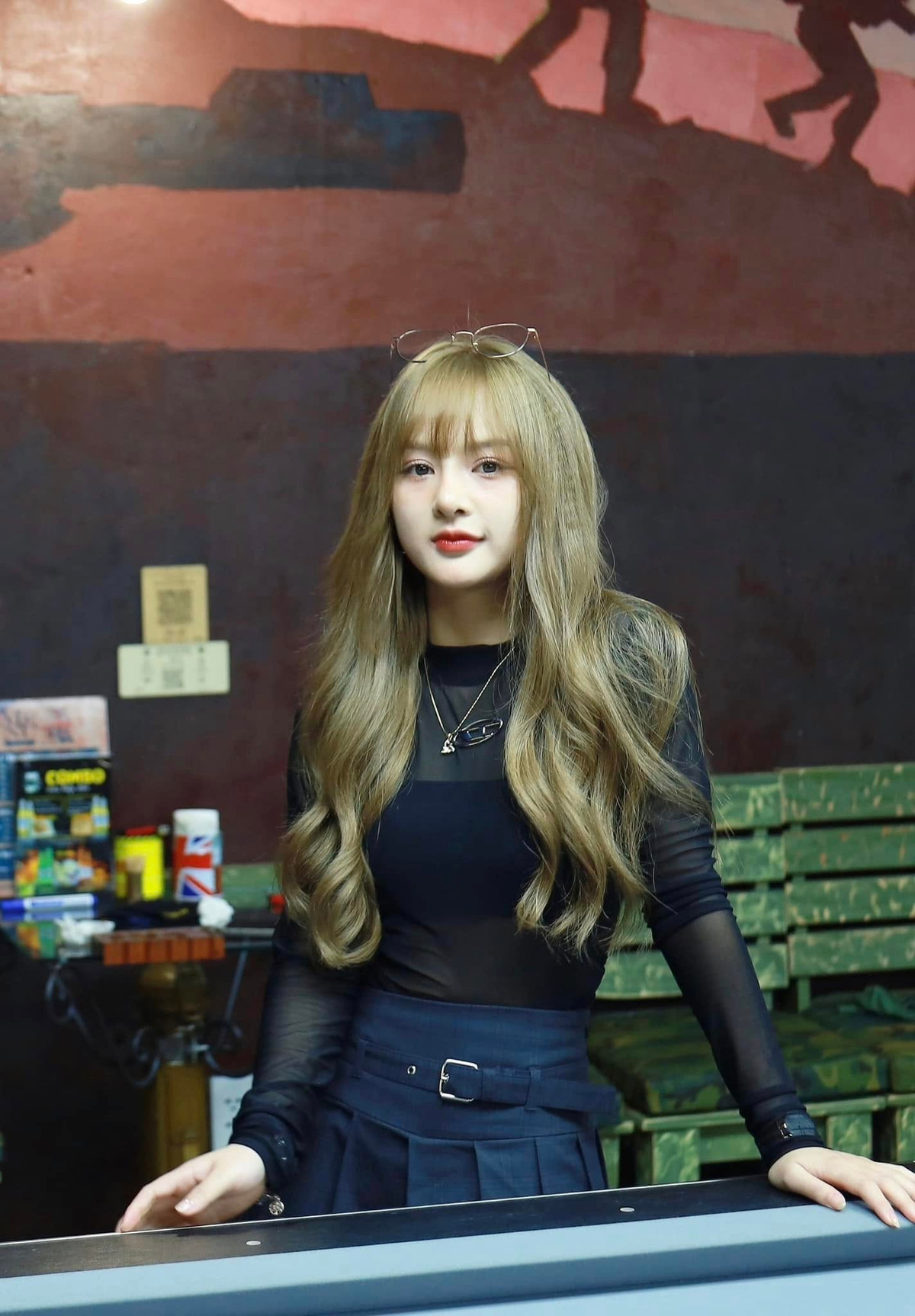 Người Bình Thường Truyền Thông chỉ ra rằng, rõ ràng giờ đây, Gấm Kami không còn vui tươi và năng lượng như trước: "Nguyên nhân ấy đến từ yếu tố tâm lý hậu đề pa lịch sử. Có lẽ vì đọc quá nhiều comment từ cộng đồng, cô gái cũng nghi ngờ chính năng lực của bản thân. Từ đó, dần thu mình lại, Gấm mất hẳn sự tự tin và vui vẻ".