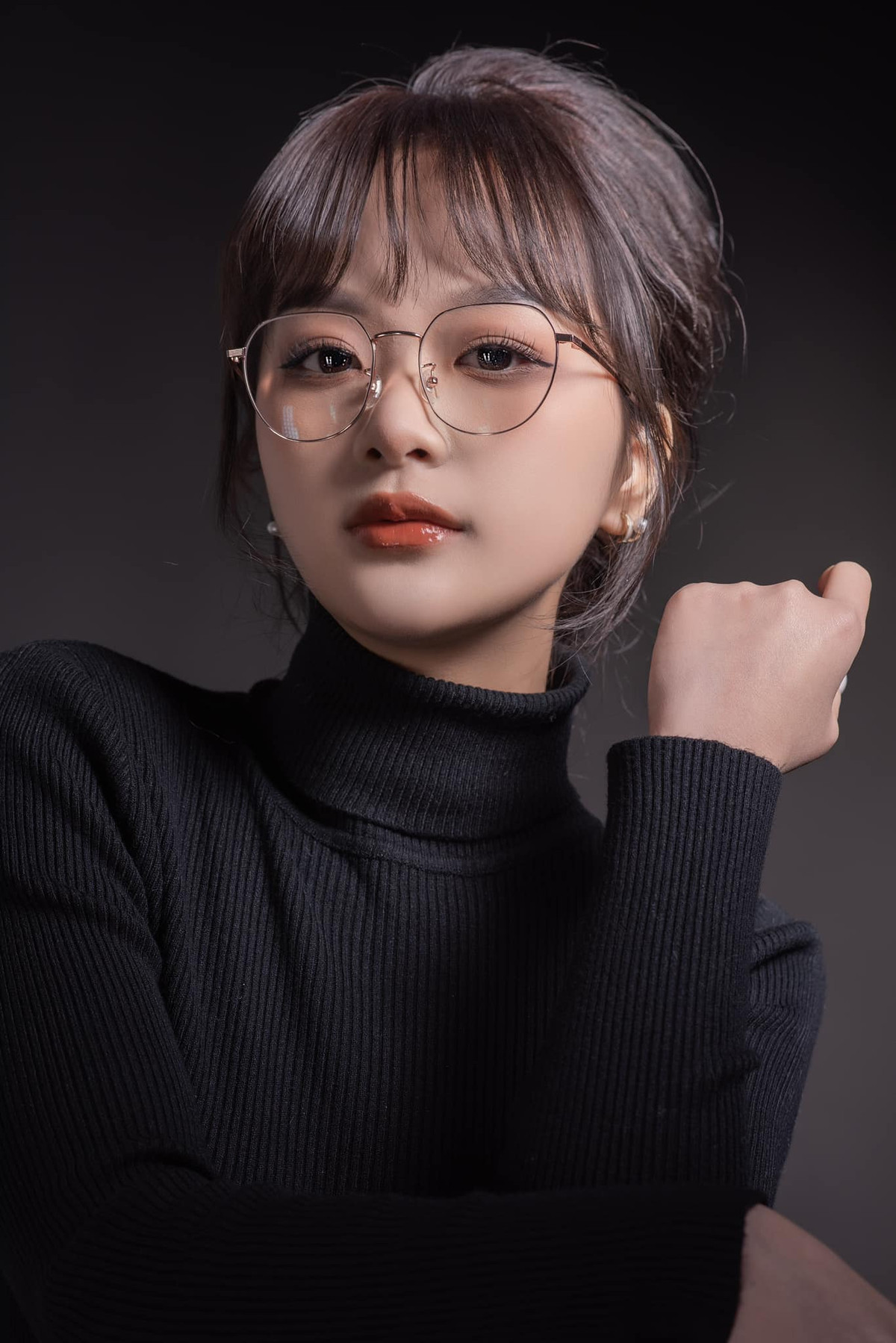 Bên cạnh đó là không còn yếu tố tập thể như ban đầu. Gấm Kami cũng lựa chọn thay đổi ngoại hình, sở hữu khuôn mặt sắc sảo hơn nhưng trở nên phổ cập và không có dấu ấn riêng.