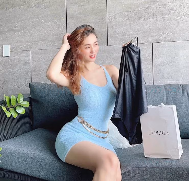 Khánh My duy trì thói quen ăn đủ bữa, đúng giờ, đồng thời hạn chế tinh bột nhưng đảm bảo bổ sung nhiều protein tốt, các loại rau xanh, hoa quả mọng nước.