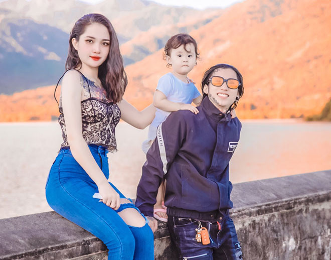 Sở hữu gương mặt xinh đẹp như nàng thơ, cơ thể đầy hình xăm hầm hố, đặc biệt là mảng xăm lớn trước ngực, Rcom H’Linh khiến nhiều người tò mò.